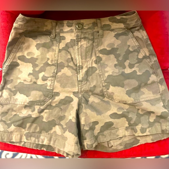 J. Crew Pants - J.CREW Women Shorts Sz 4 Cam Print cargo Shorts - 4 Pockets. Perfect Condition